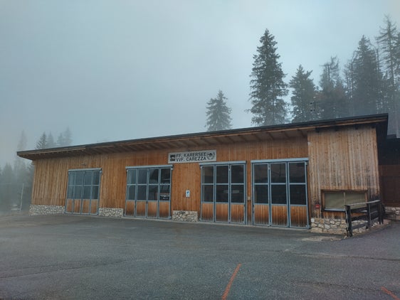 Nach der Zustimmung der Landesregierung wird die Feuerwehrhalle Karersee (im Bild) samt Grundfläche unentgeltlich an die Gemeinde Welschnofen übertragen. (Foto: LPA/Agentur Landesdomäne)