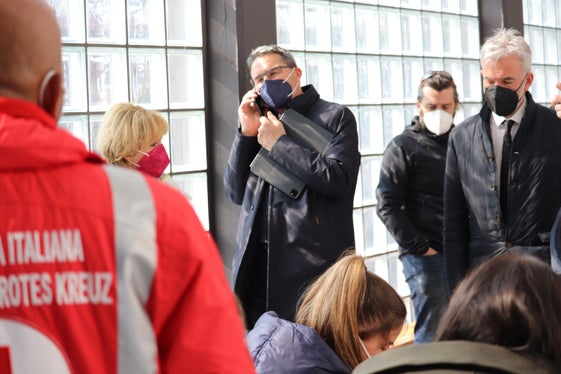 Direkt um Behebung eines Problems angefragt: Landeshauptmann Kompatscher (im Zentrum) mit Soziallandesrätin Deeg und Bevölkerungsschutzlandesrat Schuler (Foto: LPA/Maja Clara)