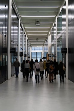 Die Teilnehmerinnen und Teilnehmer des Bibliotheksforums konnten im Anschluss an die Veranstaltung den NOI Techpark besichtigen. (Foto: LPA/Amt für Bibliotheken und Lesen)