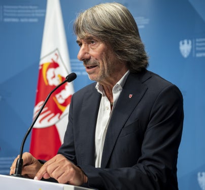 Con l'introduzione degli assistenti infermieri, potenziamo le équipe infermieristiche e rispondiamo alla crescente domanda di professioni sanitarie qualificate, afferma l'assessore provinciale alla Prevenzione sanitaria e Salute Hubert Messner. (Foto: USP/Fabio Brucculeri)