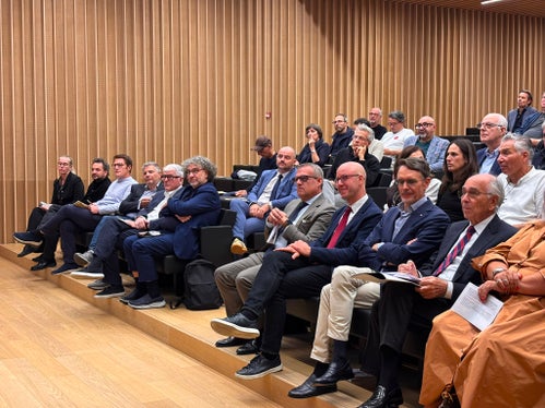 Hanno preso parte all'inaugurazione della mostra itinerante del Premio Dedalo Minosse: da destra il presidente di ALA Assoarchitetti & Ingegneri Bruno Gabbiani, il direttore generale della Libera Università di Bolzano Günther Mathà, il rettore dell'ateneo altoatesino Alex Weissensteiner e l'assessore provinciale alle Opere pubbliche, Valorizzazione del patrimonio, Libro fondiario e Catasto Christian Bianchi. Alle sue spalle, una fila sopra, si distingue anche il direttore di Dipartimento Daniel Bedin. (Foto: USP/unibz)