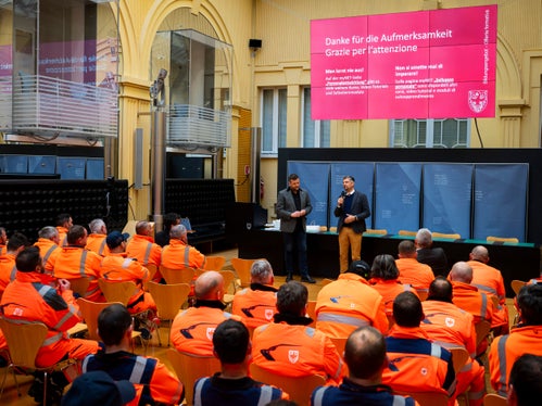 Abteilungsdirektor Philipp Sicher und Landesrat Daniel Alfreider hießen die neuen Mitarbeiter willkommen und verweisen auf die Wichtigkeit ihrer Arbeit für sichere Straßen. (Foto: LPA/Fabio Brucculeri)