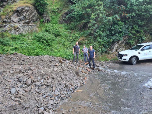 419 / 5,000
Translation results
Valutazione dell'entità del danno nel rio Edra a Matatz/San Martino in Passiria Nella foto da sin. Gufler, Hofer ed il direttore dell'ufficio Egger (Foto: ASP/Ufficio sistemazione bacini montani Ovest)