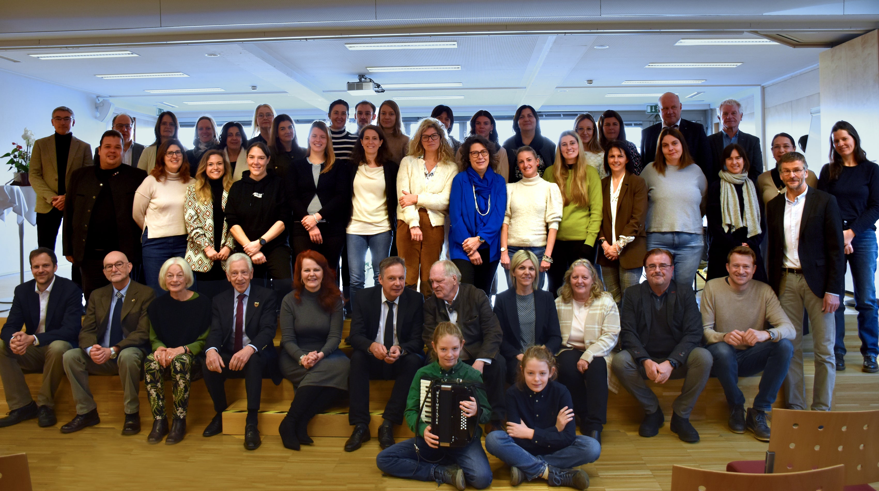 Il fondatore Mario Turri (in prima fila, seduto al secondo posto da sinistra), l'assessora tirolese all'Istruzione Cornelia Hagele e il direttore dell'Istruzione Paul Gappmaier (al centro), il fondatore Reinhold Wöll (ex ispettore scolastico statale per le scuole dell'obbligo in Tirolo, in prima fila, seduto al quinto posto da destra) e le fondatrici Gerlinde Wright e Ilenia Valle (in prima fila, sedute al terzo e quarto posto da destra) e il fondatore Ferdinand Treml (in ultima fila, primo da destra). (Foto: Land Tirol)