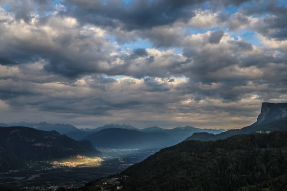 Wetterbild des Monats August 2026: Letzte Sonnenstrahlen in Terlan (Foto: LPA/Martin Geier)
