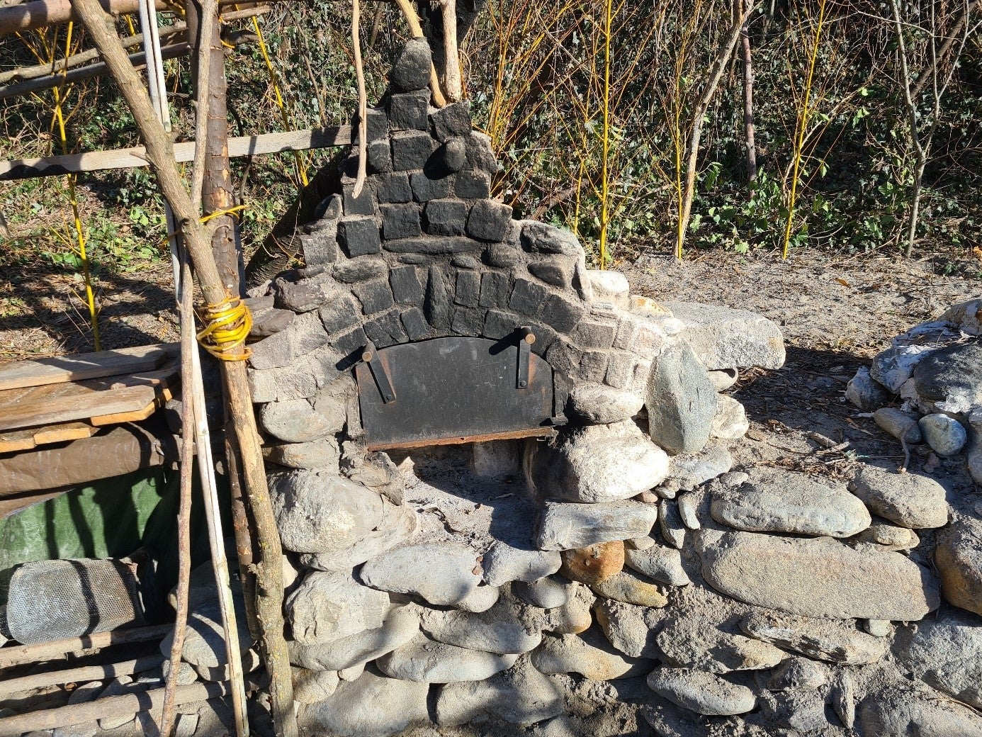 Panchine da giardino, tavoli e aree di cottura, tettoie e recinzioni che sono state poste senza permesso verranno rimosse, in quanto si trovano nell'area di possibile inondazione del Passirio di proprietà demaniale. (Foto: ASP/Ufficio&nbsp;sistemazione bacini montani&nbsp;Ovest)