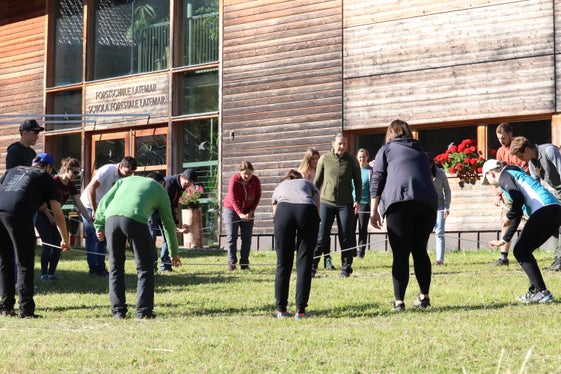 Beim Waldpädagogik-Seminar in der und rund um die Forstschule Latemar erlernen die Teilnehmerinnen und Teilnehmer, was sie später selbst vermitteln. (Foto: LPA/Maja Clara)