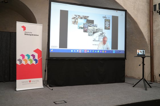 Il relatore Klaus Zierer, professore ordinario di pedagogia scolastica presso l’Università di Augusta e rinomato esperto di ricerca educativa, è intervenuto in collegamento online. (Foto: USP/Direzione Istruzione e Formazione tedesca/Margit Pichler)