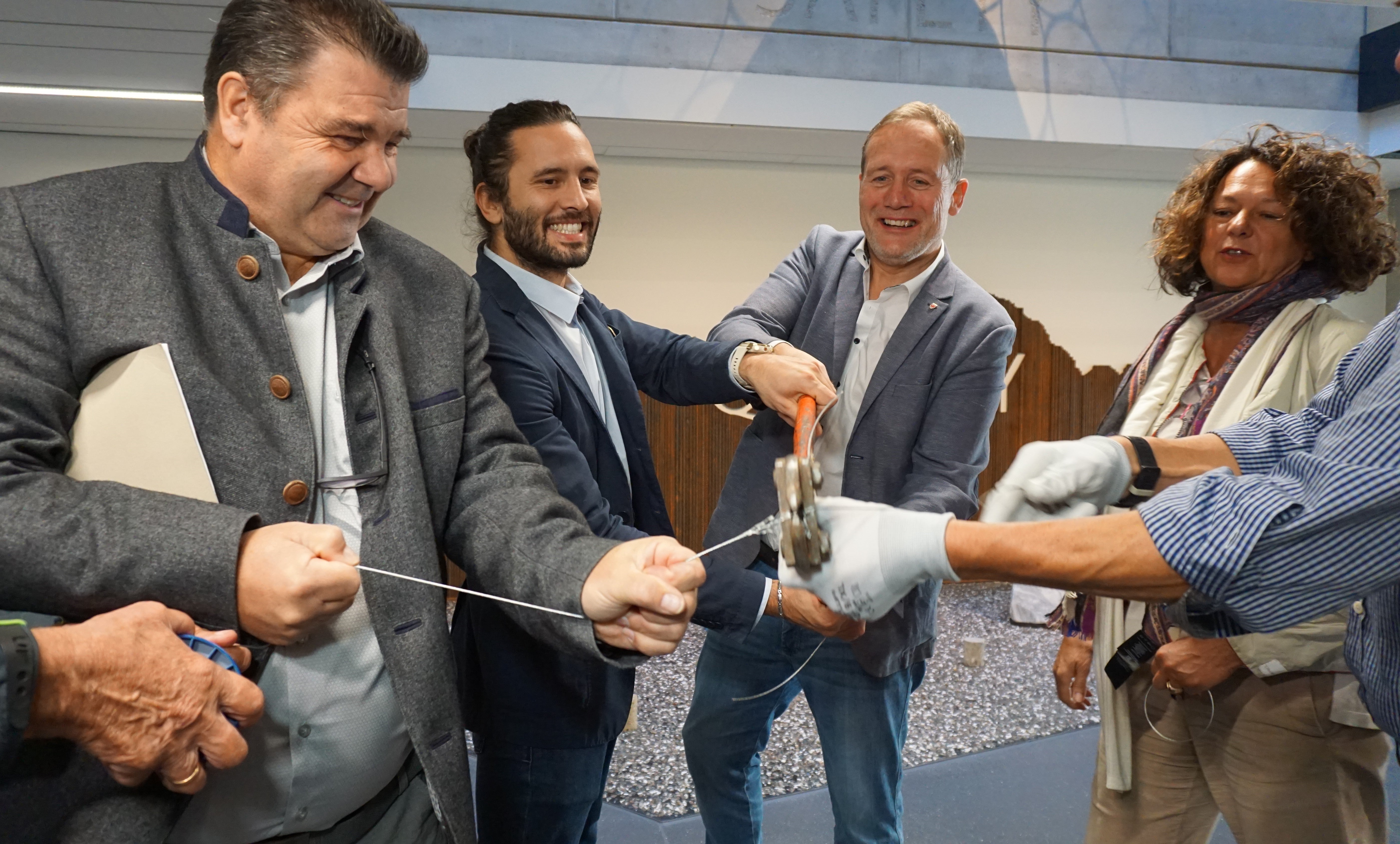 Da sinistra il direttore dell'Ufficio Geologia Volkmar Mair, il direttore del Dipartimento Davide Gemmellaro, l'assessore Massimo Bessone e la direttrice di Ripartizione Marina Albertoni durante il taglio del nastro per l'inaugurazione del nuovo Laboratorio geotenico a Cardano (Foto: ASP/Igor Cocca)