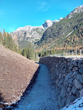 Die Arbeiten werden im Rahmen des Programms zur Sicherung und Verbesserung der Straßeninfrastruktur in Berggebieten finanziert. (Foto: LPA/Ressort für Infrastrukturen und Mobilität)