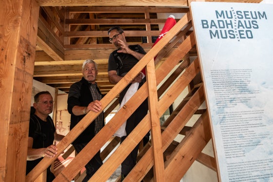 Visita al museo con lo storico Sebastian Marseiler (al centro): Il presidente Arno Kompatscher (a destra) e l'assessore provinciale Massimo Bessone (a sinistra). (Foto: ASP/Ivo Corrá)
