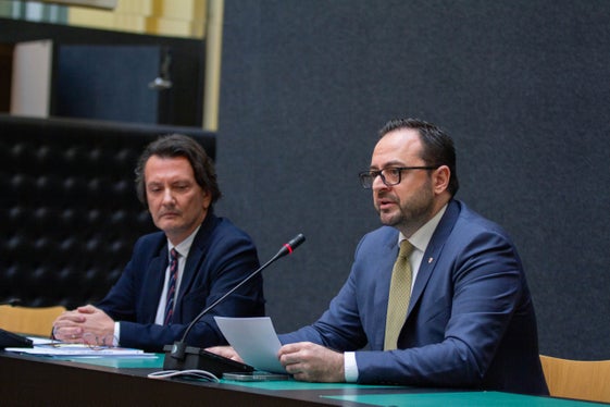 Sui temi prettamente scolastici, illustrati ai dirigenti prima del punto stampa, il vicepresidente Galateo (nella foto con il sovrintendente Gullotta) ha parlato di formazione e politiche educative partendo da innovazione, plurilinguismo e competenze digitali (Foto: ASP/Greta Stuefer)