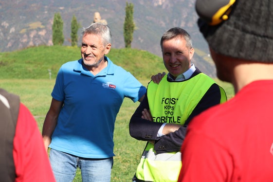 30.000 Flugstunden Erfahrung: Pilot Justin Mattia mit Landesrat Luis Walcher (Foto: LPA/Maja Clara)
