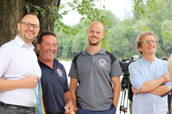 Un lavoro di squadra per la popolazione locale. Nella foto (da sinistra) il progettista Martin Pfitscher, Erwin Marth, Christian Schweigl e l'ecologo Peter Hecher, dell'Agenzia per la Protezione civile della Provincia di Bolzano (Foto: ASP/Maja Clara)