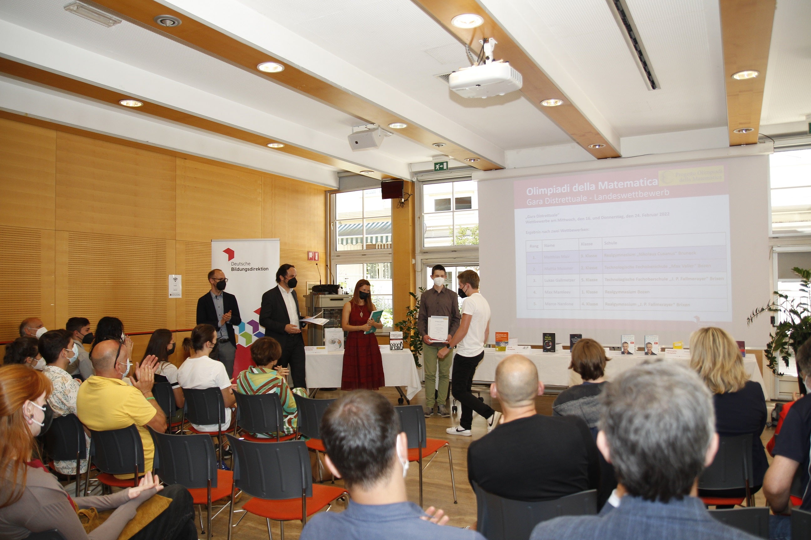 Die bestplatzierten Teilnehmerinnen und Teilnehmer der diesjährigen Mathematik-, Informatik-, Physik-, Chemie- und Philosophieolympiaden wurden heute im Kolpinghaus in Bozen prämiert. (Foto: LPA/Deutsche Bildungsdirektion/Verena Hilber)