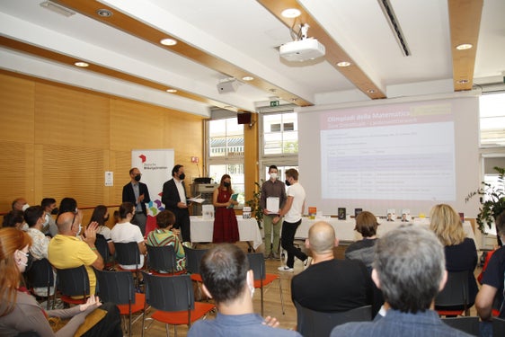 Die bestplatzierten Teilnehmerinnen und Teilnehmer der diesjährigen Mathematik-, Informatik-, Physik-, Chemie- und Philosophieolympiaden wurden heute im Kolpinghaus in Bozen prämiert. (Foto: LPA/Deutsche Bildungsdirektion/Verena Hilber)