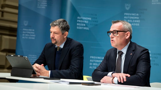 Bei den zu bauenden Infrastrukturen sei es wichtig, dass die Menschen rasch die Umsetzung sehen würden, sagte Landesrat Christian Bianchi, zuständig für Hochbau, Valorisierung des Vermögens, Grundbuch und Kataster und erinnerte daran, dass derzeit 172 Vorhaben verfolgt würden. (Foto: LPA/Fabio Brucculeri)
