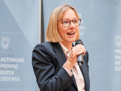 I datori di lavoro che offrono un buon equilibrio tra lavoro e vita privata hanno un chiaro vantaggio nella competizione per i lavoratori qualificati, ricorda l'assessora provinciale al Lavoro, Europa, Personale Magdalena Amhof. (Foto: USP/Bernhard Aichner)