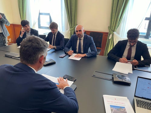 “Ringrazio il vicepresidente Alfreider per aver espresso il suo apprezzamento per l’introduzione della Ztl nelle aree Unesco, che ho voluto personalmente promuovere ed inserire nel nuovo Codice della Strada attualmente in vigore, uno strumento prezioso grazie al quale è possibile favorire una migliore mobilità, contingentando i flussi di traffico per valorizzare luoghi di straordinario valore paesaggistico e naturalistico”, ha detto il sottosegretario di Stato Tullio Ferrante. (Foto: USP/Dipartimento Infrastrutture e Mobilità)