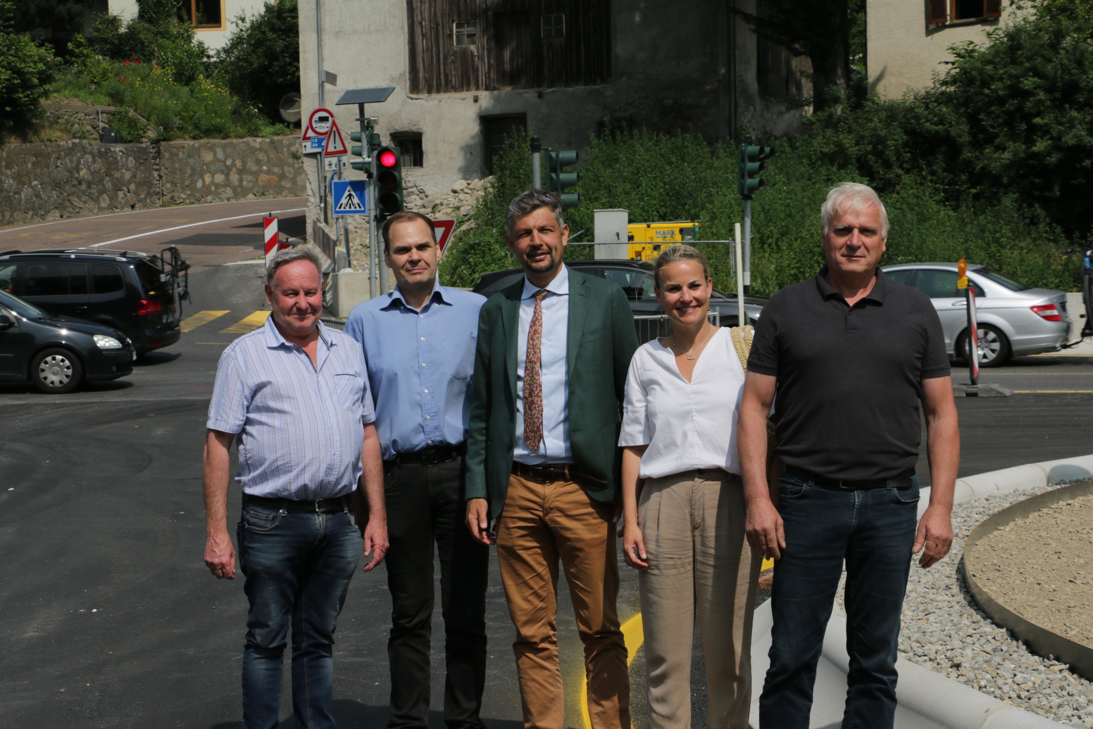 Im Bild (von links) Alois Forcher, Bürgermeister von Partschins, Jürgen Klotz, Bürgermeister von Plaus, Mobilitätslandesrat Daniel Alfreider, Alexandra Ganner, die Bürgermeisterin von Algund und Walter Laimer, der Vizebürgermeister von  Partschins bei der Übergabe des fertigen Kreisverkehrs. (Foto: Jaro Mahlknecht) 

