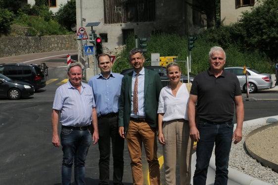 Im Bild (von links) Alois Forcher, Bürgermeister von Partschins, Jürgen Klotz, Bürgermeister von Plaus, Mobilitätslandesrat Daniel Alfreider, Alexandra Ganner, die Bürgermeisterin von Algund und Walter Laimer, der Vizebürgermeister von  Partschins bei der Übergabe des fertigen Kreisverkehrs. (Foto: Jaro Mahlknecht) 

