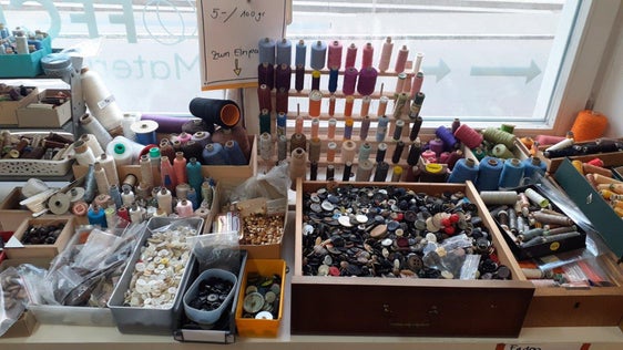 Kreative Materialverwertung im OFFCUT in St. Gallen: Der Materialladen teilt sich die Räumlichkeiten mit einem offenen Atelier, Freizeitwerkstätten und einem Repair Café.  (Foto: Landesagentur für Umwelt und Klimaschutz)

