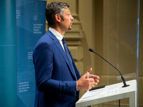 Mobilitätslandesrat Daniel Alfreider: Mit den Geldern, die wird über das mit den Betrieben abgestimmte Verrechnungssystem pro Nächtigung einnehmen, können die Mobilitätsdienste im ländlichen Gebiet ausbauen und mehr Frequenzen auf bestimmten Linien einführen. (Foto: LPA/Fabio Brucculeri)