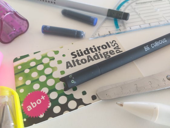 Zur Vorbereitung für den Schulbeginn zählen nicht nur das Herrichten der Schulsachen, sondern auch das Verlängern oder Beantragen des Abo+ für Fahrten mit Bus und Zug. (Foto: LPA/Angelika Schrott)