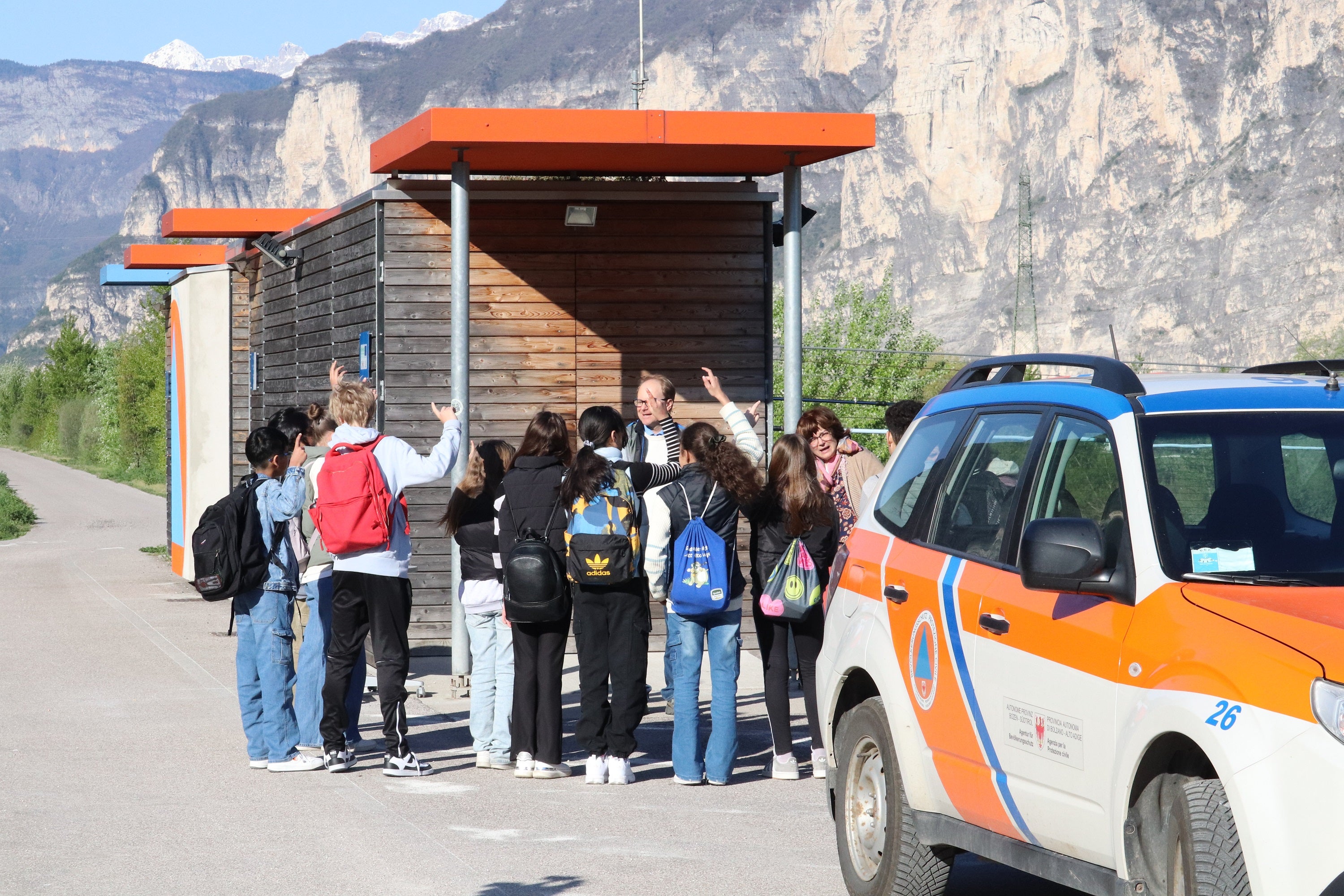 Informarsi sul tema della Protezione civile e sugli ambiti che la contraddistinguono. Tra le tappe della giornata con le ragazze e i ragazzi della scuola secondaria di primo grado di Salorno anche la visita al punto di misurazione del livello dell'Adige, assieme a Rudi Nadalet, dell'Ufficio provinciale Idrologia e dighe. (Foto: USP/Maja Clara)