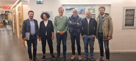 Antrittsbesuch mit Aussprache (v. l.): Michael Pfeifer,  Marina Albertoni, Landesrat Massimo Bessone, Claudio Sartori, Daniel Bedin und Hannes Weiss (Foto: LPA/Abteilung Hochbau und Technischer Dienst)