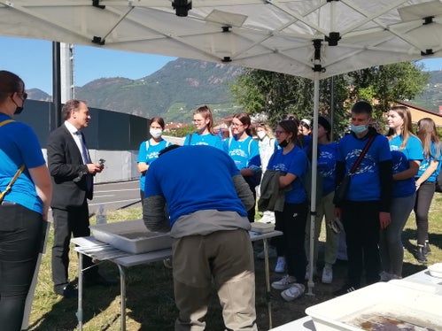 L'assessore provinciale Vettorato oggi al Talvera con gli alunni vincitori del quiz. (Foto: ASP/Nadia Franzoi)