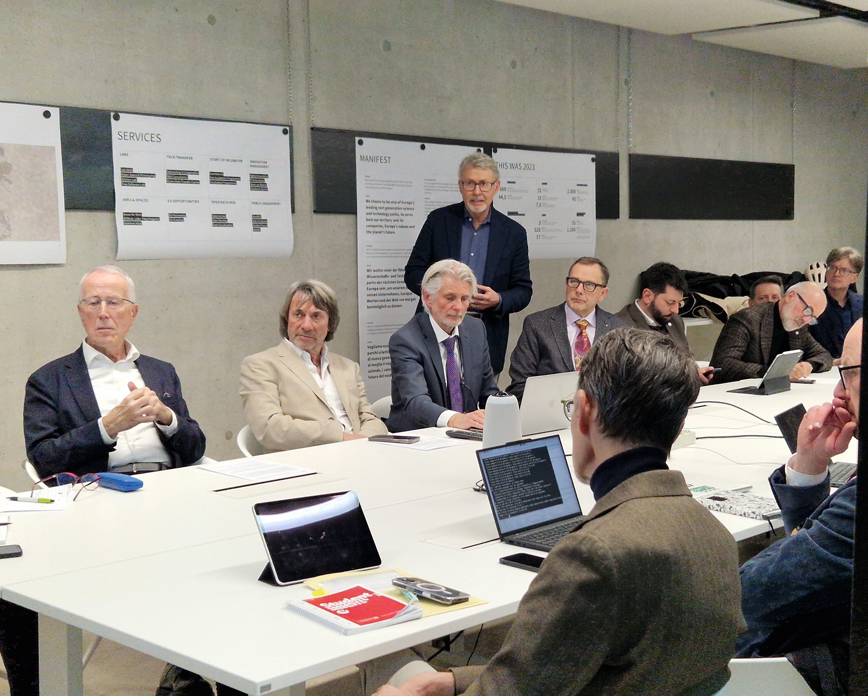 L'assessore provinciale alla Prevenzione sanitaria e Salute, Hubert Messner, ha sottolineato l'importanza della ricerca medica per il miglioramento del sistema sanitario locale: Con una rete di ricerca forte, possiamo attrarre in Alto Adige studenti e personale medico e contribuire a lungo termine all’innovazione in campo sanitario. (Foto: USP)