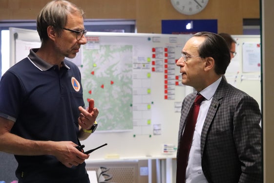 Il questore Giuseppe Ferrari (a destra) si confronta con il direttore dell'Agenzia provinciale per la Protezione civile Klaus Unterweger (Foto: USP/Maja Clara)