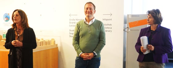 Alla presenza dell'assessore Massimo Bessone (al centro) è stata inaugurata oggi (7 novembre) la mostra dei progetti che rientrano nel percorso di musealizzazione della villa romana. Nella foto (a sinistra) l'assessora comunale alla cultura del Comune di Appiano Monika Hofer Larcher e l'assessora provinciale Maria Hochgruber Kuenzer (a destra). 
(Foto: ASP/Igor Cocca)