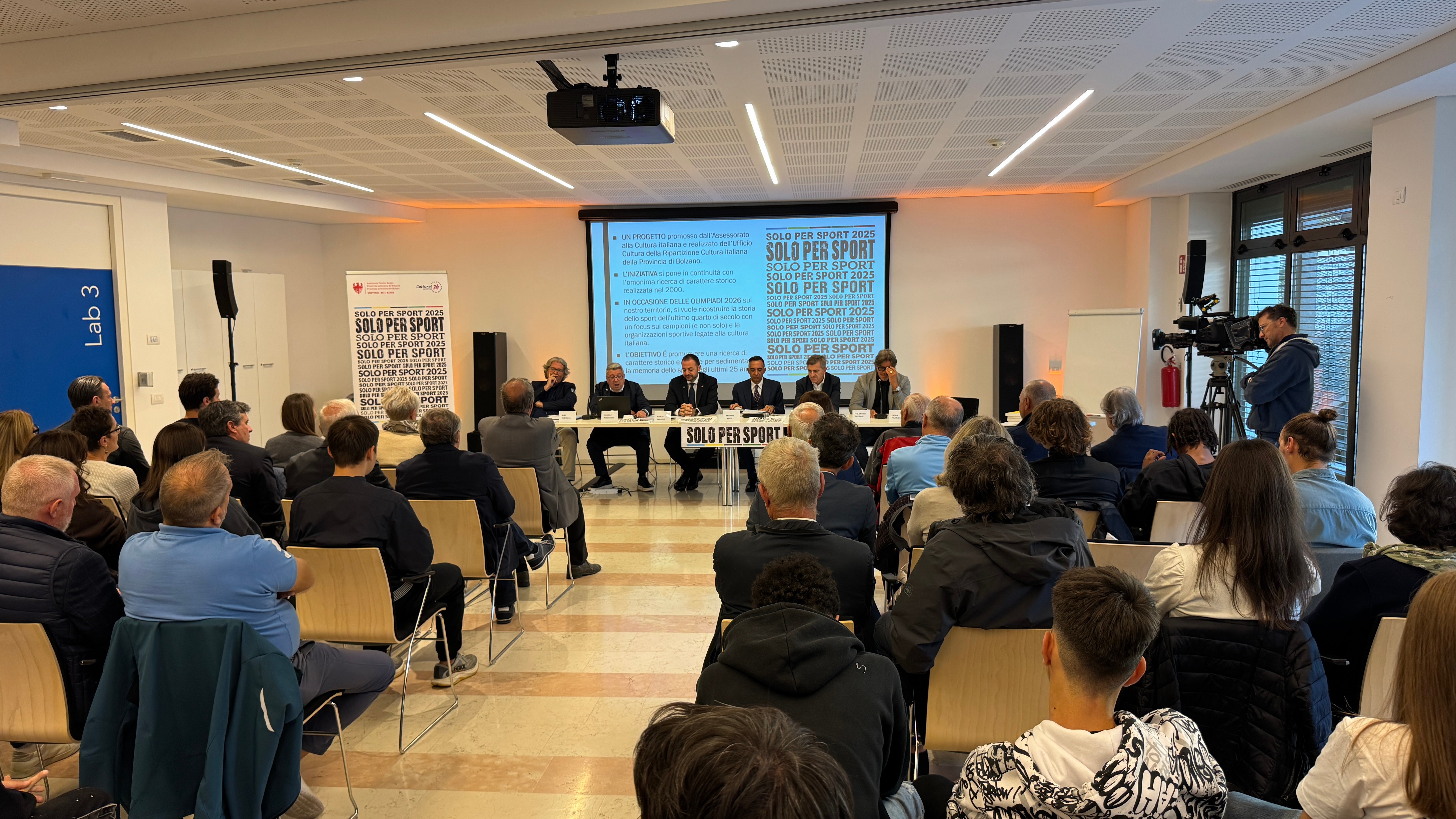 Sala piena al Centro Trevi di Bolzano per la presentazione del progetto Solo per Sport 2025 che ripercorre la storia dei più importanti avvenimenti sportivi in provincia di Bolzano nell’ultimo quarto di secolo attraverso testi, foto e le testimonianze dei campioni. (Foto: USP/Lukas Bonenti)