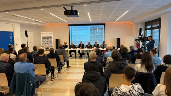 Sala piena al Centro Trevi di Bolzano per la presentazione del progetto Solo per Sport 2025 che ripercorre la storia dei più importanti avvenimenti sportivi in provincia di Bolzano nell’ultimo quarto di secolo attraverso testi, foto e le testimonianze dei campioni. (Foto: USP/Lukas Bonenti)