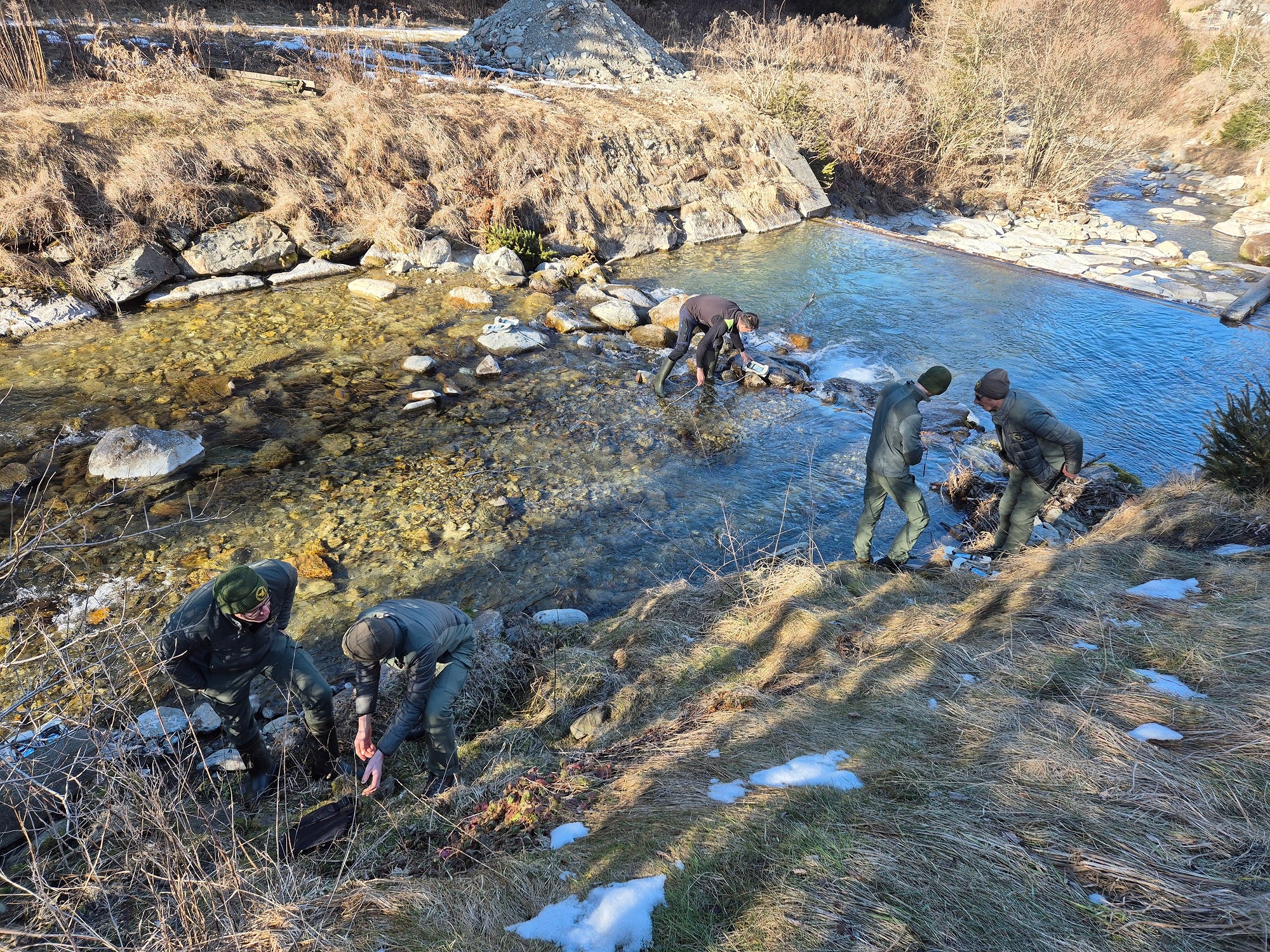 Das Verfahren für Abflussmessungen in Flüssen und Bächen haben Mitglieder des Landesforstkorps eingeübt, um sie als zuständiges Kontrollorgan durchführen zu können. (Foto: LPA/Landesamt für Hydrologie und Stauanlagen)