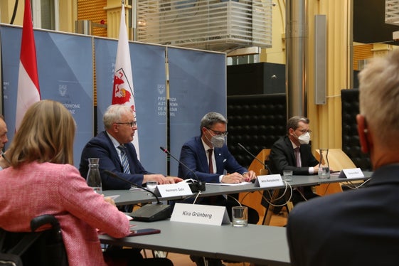 Il presidente della Sottocommissione per l'Alto Adige Hermann Gahr (a sx) e il presidente Kompatscher ( al centro ) hanno avuto un colloquio sulla questione dell’Autonomia nell’anno commemorativo dei 30 anni dalla quietanza liberatoria e dei 50 anni di Statuto dell’Autonomia (Foto: LPA/Guido Steinegger)