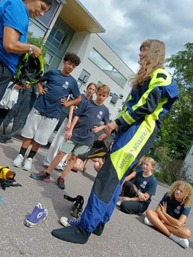 I partecipanti al campo della Protezione civile hanno potuto vedere da vicino l’attrezzatura utilizzata nel soccorso in acqua.  (Foto: USP/Protezione civile/Croce Bianca)