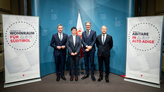 Die Wohnreform 2025 ist ein Kernelement der Regierungsvereinbarung und ist heute vom Landtag verabschiedet worden. Im Bild (von links): Luis Walcher, der Landesrat für Tourismus und Landwirtschaft, Ulli Mair, die Landesrätin für Wohnbau und Sicherheit, Landeshauptmann Arno Kompatscher und Peter Brunner, der Landesrat für Umwelt-, Natur-, Klimaschutz und  Raumentwicklung. (Foto: LPA/Fabio Brucculeri)