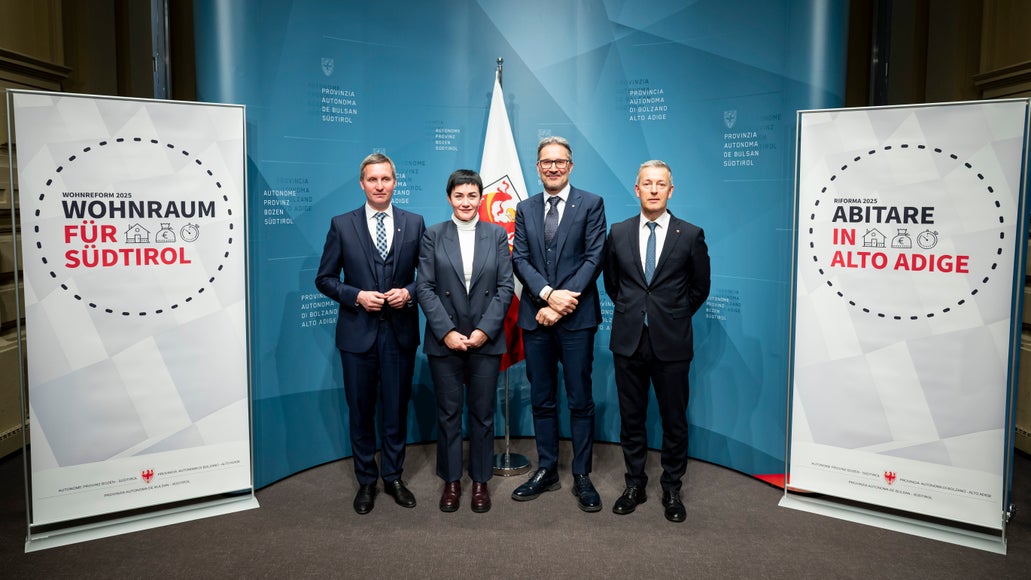 Il 18 febbraio, nel corso di una conferenza stampa, sono stati presentati i punti salienti introdotti con la Riforma Abitare 2025. Nella foto (da sinistra): Luis Walcher, assessore provinciale al Turismo e all'Agricoltura, Ulli Mair, assessora provinciale all'Edilizia abitativa e alla Sicurezza, il presidente Arno Kompatscher e Peter Brunner, assessore provinciale alla Protezione dell'ambiente, della natura e del clima e allo Sviluppo del territorio. (Foto: USP/Fabio Brucculeri)