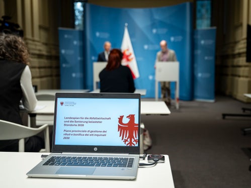 Der Vorschlag für den neuen Landesplan für die Abfallwirtschaft und die Sanierung belasteter Standorte 2030 führt die Pläne für Hausabfälle und für Sonderabfälle zusammen und ergänzt sie durch einen Plan für die Altlastensanierung. Die Neuerungen wurden am 23. Oktober bei einer Pressekonferenz in Bozen vorgestellt. (Foto: LPA/Fabio Brucculeri)