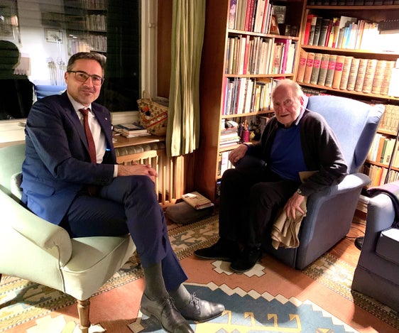Nella foto: il presidente della Giunta, Arno Kompatscher (a sinistra) e Roland Riz in un incontro a gennaio 2022. Per il 95° compleanno Kompatscher parla di Riz come di un "combattente coraggioso, ma dotato di un grande realismo". (Foto: archivio ASP)