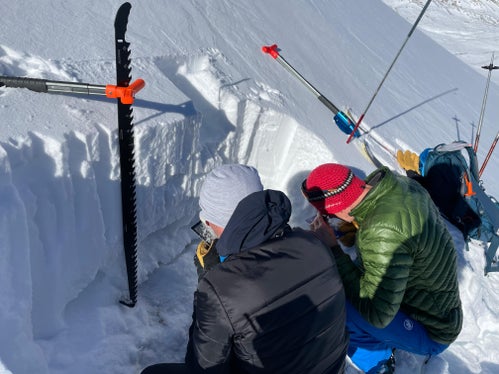 Anche il personale dell'Ufficio Meteorologia e prevenzione valanghe è coinvolto nel reperimento dei dati; la foto li ritrae durante un rilevamento del manto nevoso con le guide alpine sulla Val Medesc, a Badia. (Foto: ASP/Ufficio Meteorologia e prevenzione valanghe)