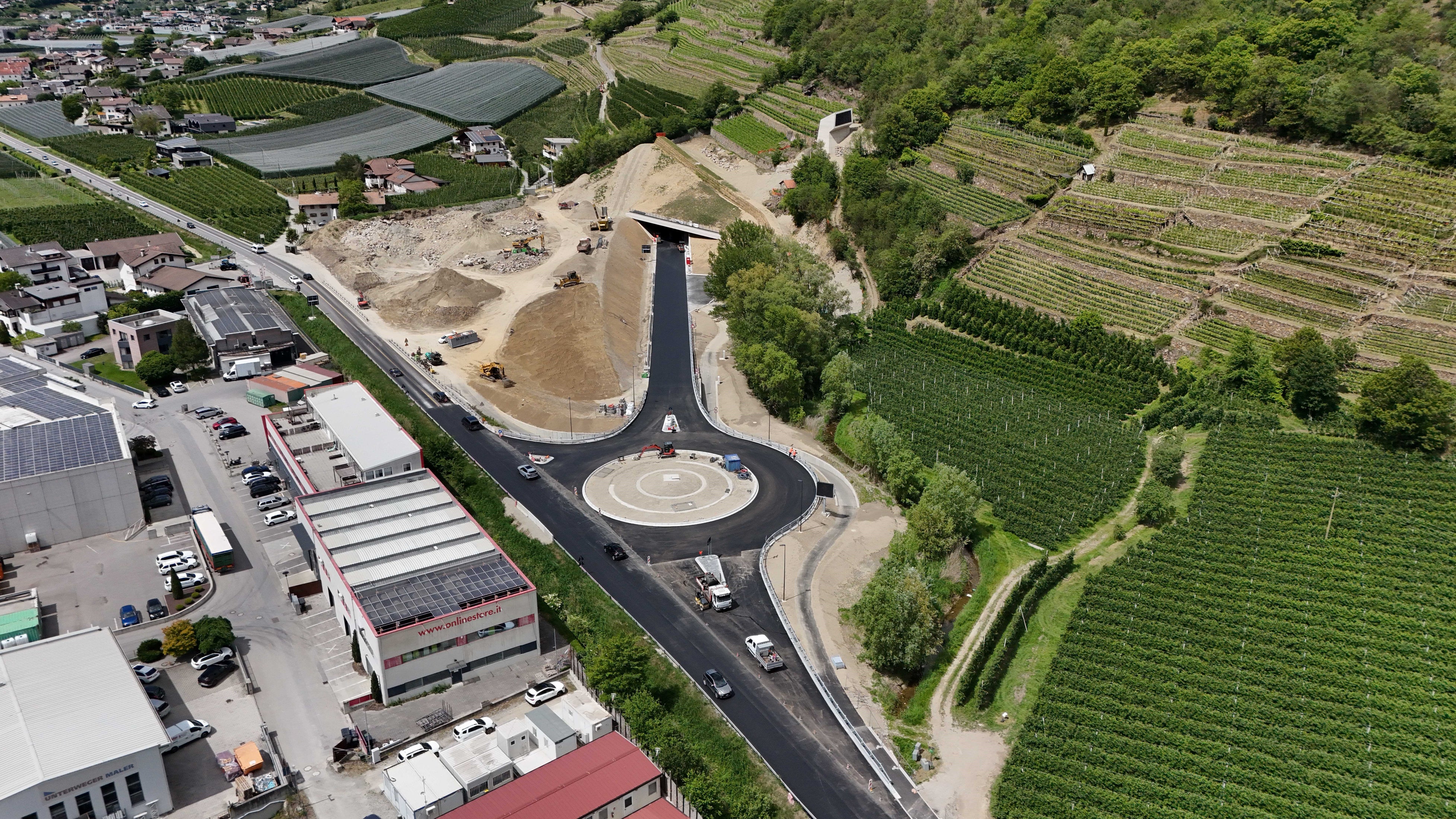 Luftaufnahme des östlichen Anschlusses der Umfahrung, ausgeführt als Kreisverkehr im Gewerbegebiet von Galsaun. (Foto: LPA/Ressort für Infrastrukturen und Mobilität)
