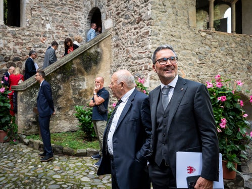 Auf Schloss Tirol wurde am 5. September über Sonderautonomien und Minderheitenschutz gesprochen. Mit dabei waren neben Landeshauptmann Arno Kompatscher auch Alt-Landeshauptmann Luis Durnwalder und zahlreiche Vertreterinnen und Vertreter des öffentlichen Lebens. (Foto: LPA/Fabio Brucculeri)