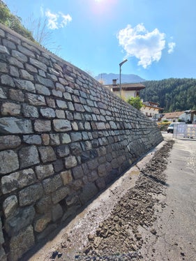 Auch entlang der Staatstraße auf den Reschenpass in Graun (SS 40) wurden die Steinmauern wieder auf Vordermann gebracht. (Foto: LPA/Straßendienst Vinschgau)