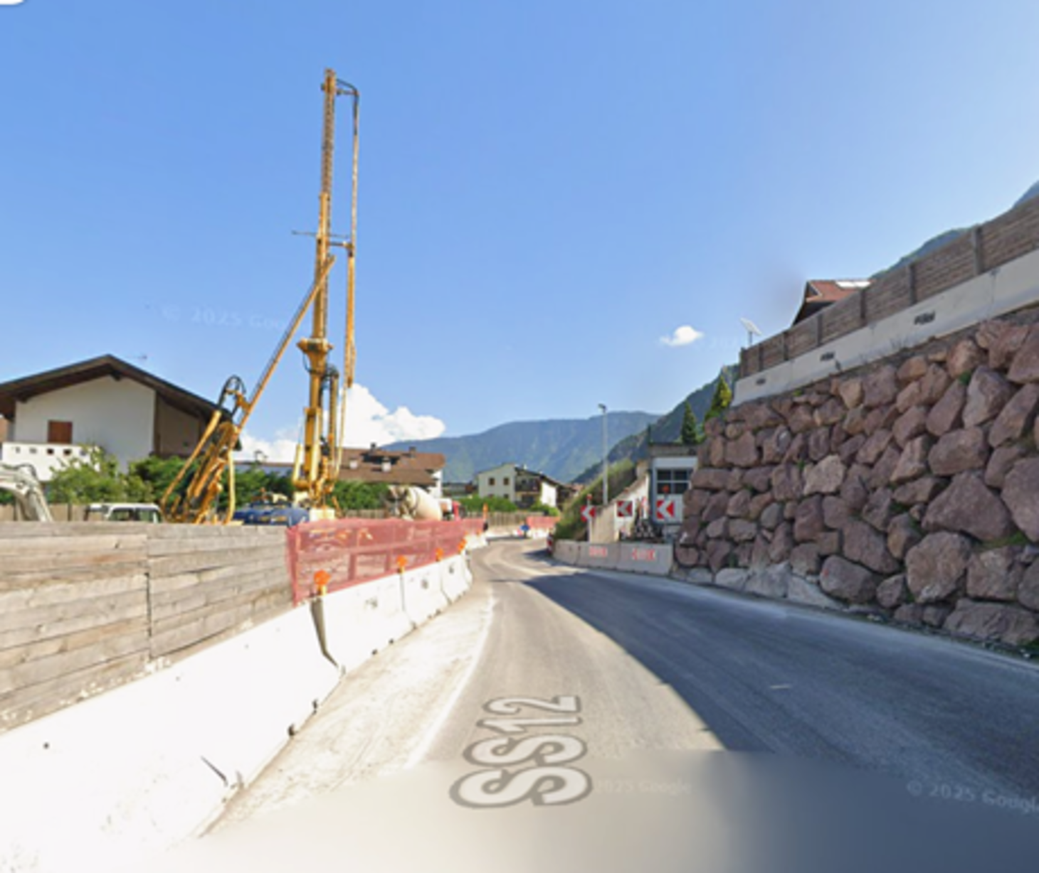 È in corso di pianificazione la nuova strada comunale di Bronzolo, nell’ambito dell’intervento di realizzazione della variante della SS 12. Nel tratto di deviazione “sud” della SS 12 presso la nuova galleria artificiale è previsto nelle prossime settimane un senso unico alternato per consentire lo spostamento del tracciato nella sua posizione definitiva (futura strada comunale). (Foto: USP/Dipartimento Infrastrutture e Mobilità)