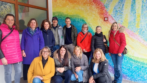 Na delegaziun dla direziun dla "Scola ladina de Fascia" – cun a ce le diretur Federico Corradini y la direturia pedagogica des scolines Tatiana Soraperra – vijité la scolina da Santa Cristina, te Gherdëna. Dla delegaziun fajô pert i rapresentanc dl OLFED (Ufize Ladin por la Formaziun y la Enrescida Ditatica) y dl Ufize por la Formaziun Primara de Trënt. (Foto: USP)