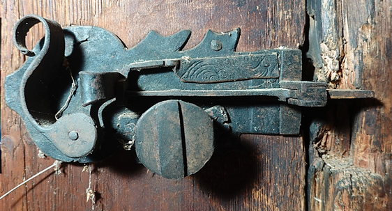 Il maso Viehraster: la foto mostra il chiavistello barocco. (Foto: USP/Soprintendenza provinciale ai beni culturali/Archivio Pescoller)